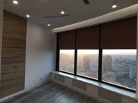 Коричневые рулонные шторы в интерьере