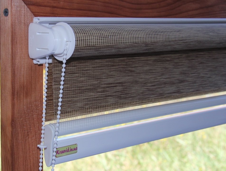 Как крепятся рулонные шторы день ночь на пластиковые окна